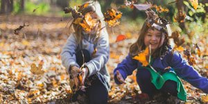 evras-photo-3 Fillettes qui joue dans les feuilles